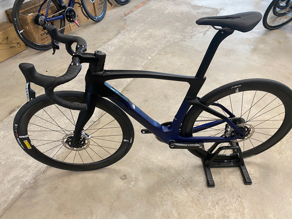 Pinarello Dogma F Disc SRAM Red eTap AXS - Enve Foundation 45 - Midnight Blue 2024