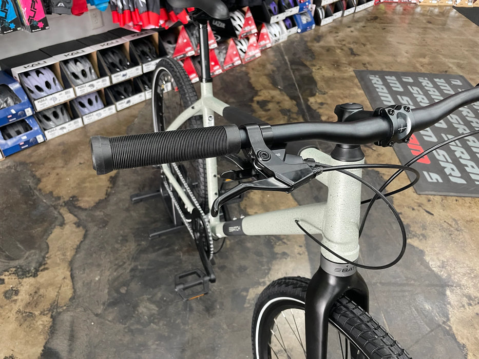 Batch The Urban Bike 27.5" Shimano Tourney - 2022