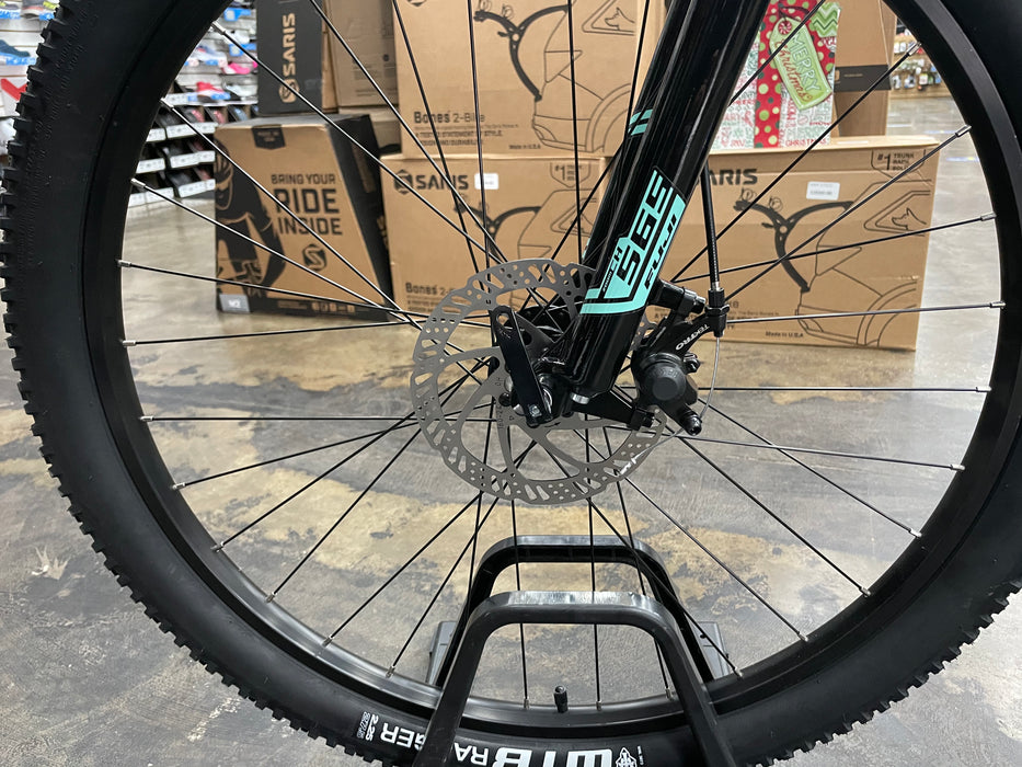 Fuji Adventure 27.5 ST Disc Shimano Tourney 7 Speed - Teal 2022